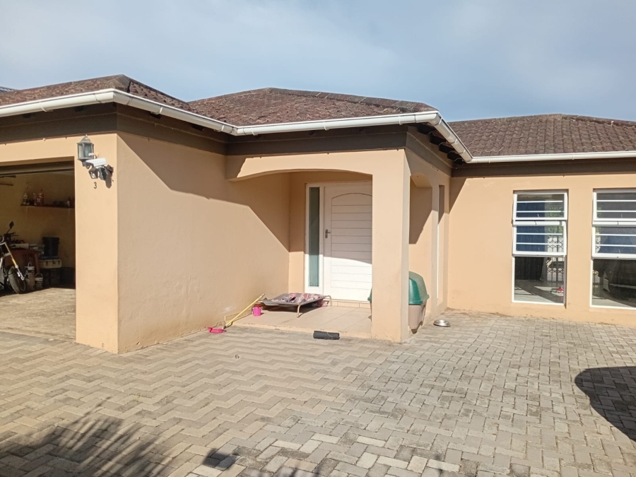 To Let 3 Bedroom Property for Rent in Beacon Bay North Eastern Cape